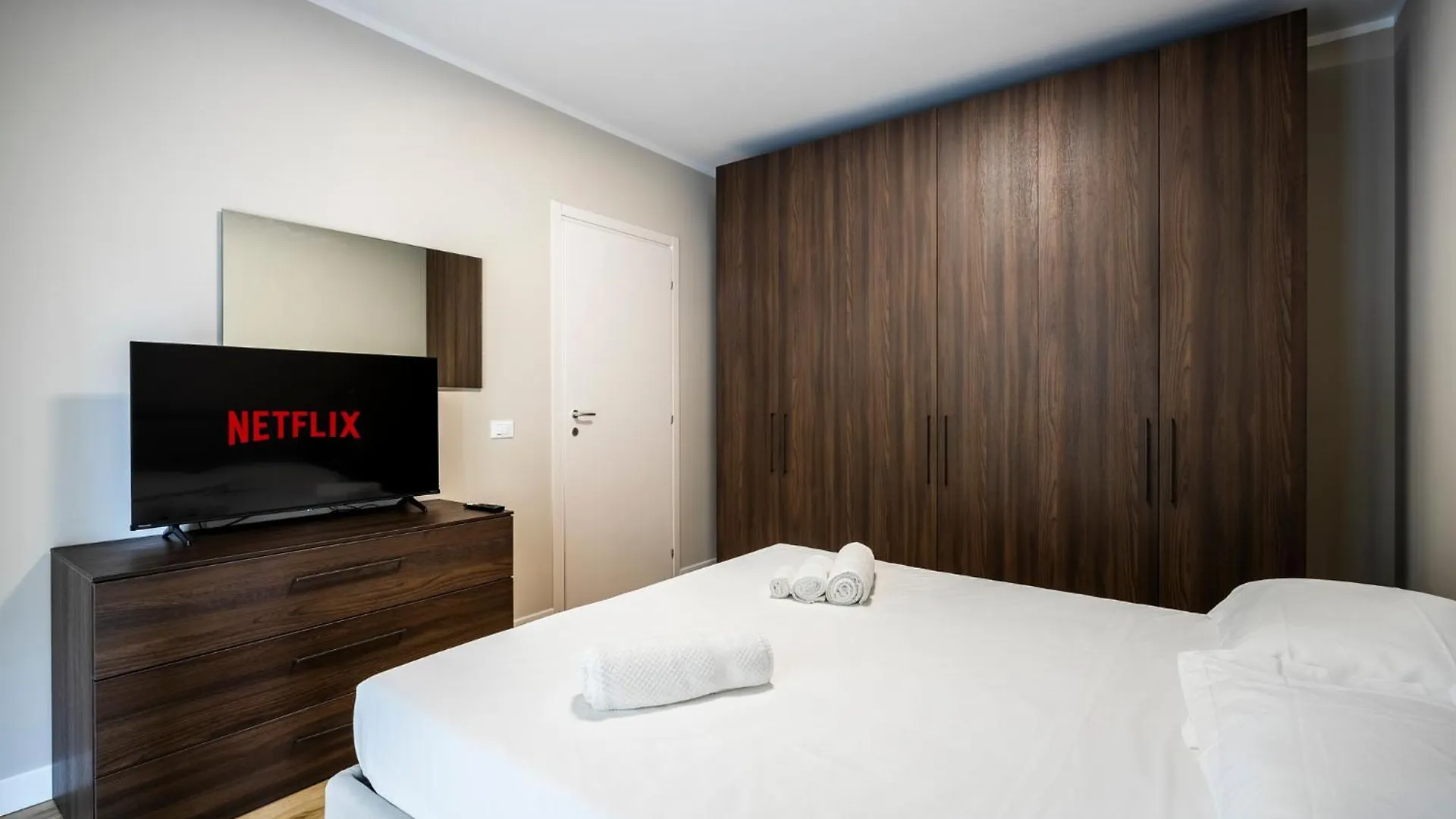 Tramvia Royale Suites contacts
